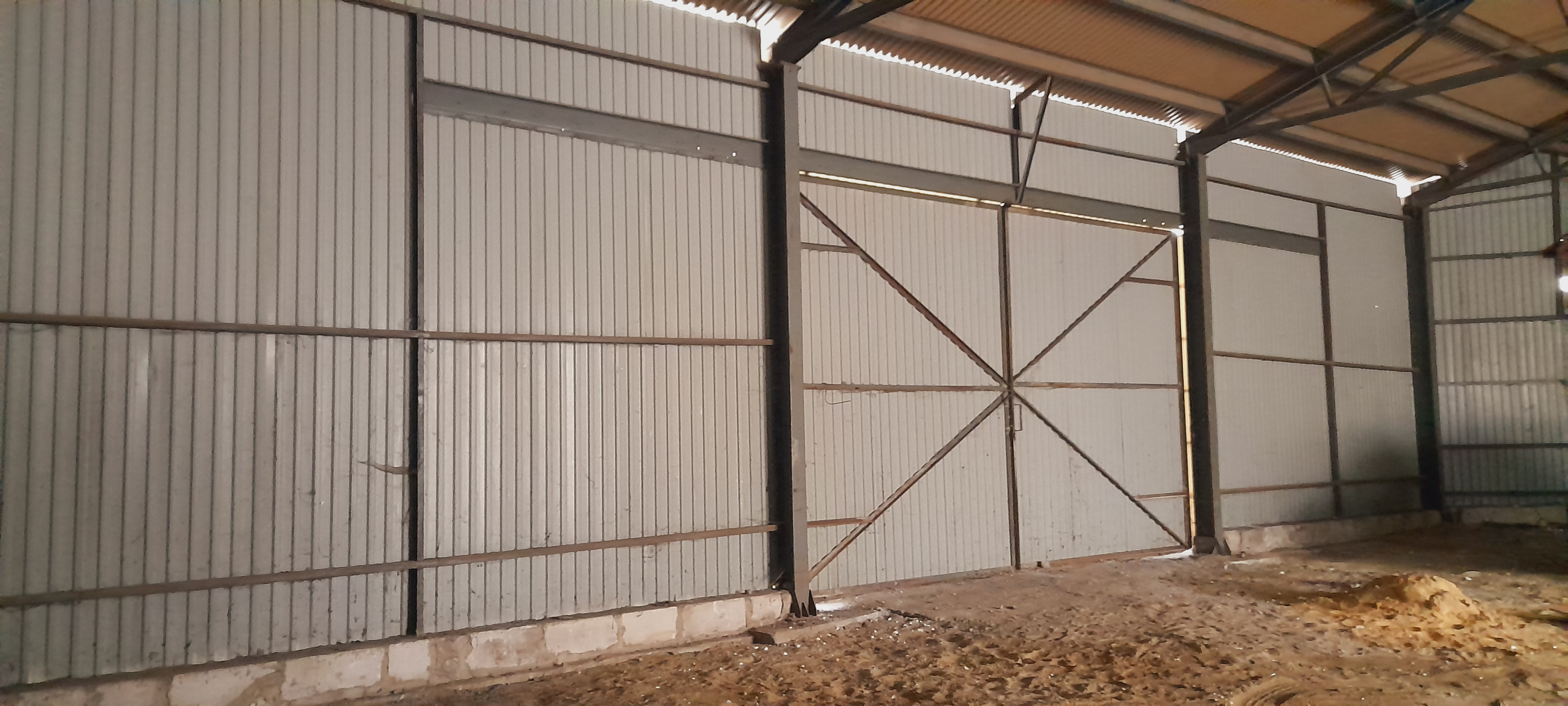 Hala o konstrukcji stalowej z dwiema bramami k.Zamościa